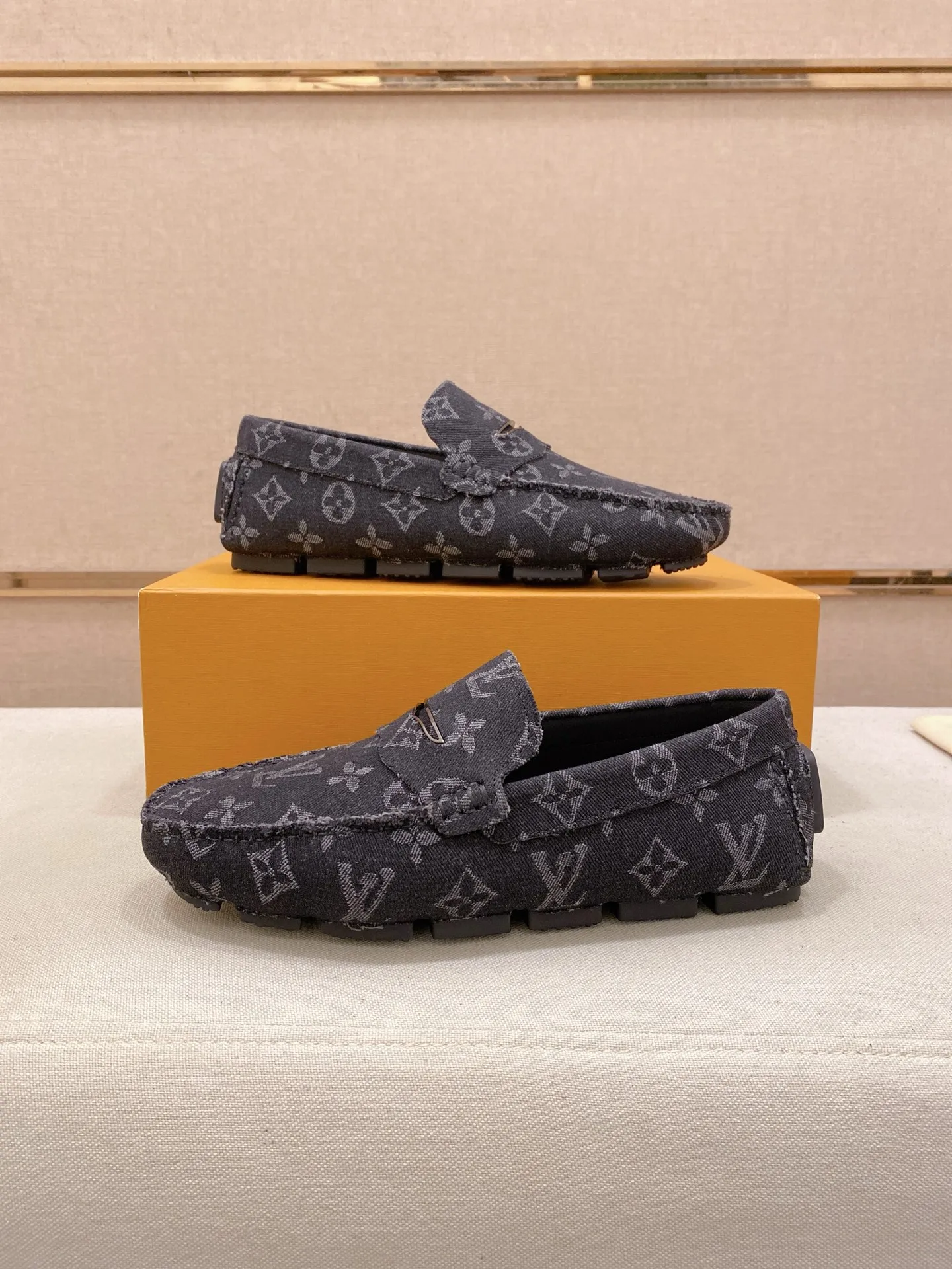 Factory price: 500💰High-end quality! LV 🆕🆕Exclusive hot-selling products in stock🔥🔥New products on the shelves, high-quality Ferragamo men's pea shoes, high-end casual driving shoes, with complete packaging! 💪 💪 Material: Imported official website one-to-one fabric 🐂 + Imported high-quality buffalo leather lining + wear-resistant outsole 👍🏻👍🏻 Features: High-end and comfortable, purely handmade 🚀 🚀 Create the perfect shoes that suit you best 🔥 🔥 Size: (38-44) 45 standard size can be customized!